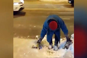 В Уфе пенсионерка рубила топором лед на тротуаре