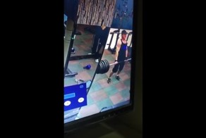 Китайский тяжелоатлет сломал позвоночник при попытке поднять штангу со слишком большим весом