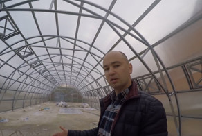 Мужик переехал из Москвы в деревню, чтобы кормить свою семью здоровой пищей