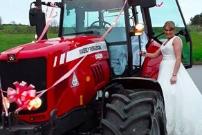 Невеста приехала на свадьбу на тракторе
