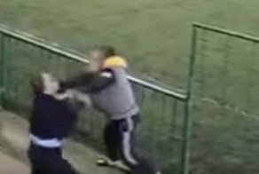 Два агрессивных отца устроили драку во время футбольного матча