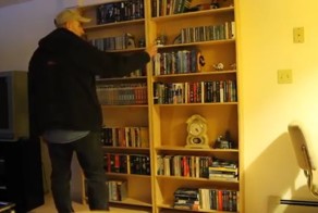 Секретная комната, вход в которую замаскирован под книжный шкаф