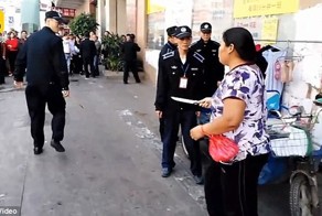 Обезумевшая китайская уличная торговка с ножом напала на сотрудников городского патруля