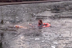 Спасение пса из ледяной воды