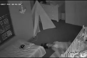 Когда родители превращаются в настоящих ниндзя: мама оригинальным образом сбежала из спальни сына, который просыпается от каждого шороха