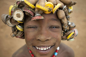 Вот как эфиопские племена используют мусор в качестве украшений