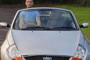 Высокого британца лишили водительских прав за "езду стоя"