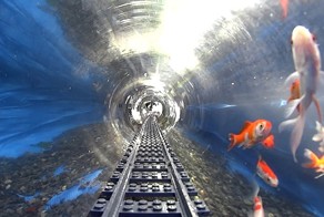 Удивительная железная дорога из Лего, проложенная через аквариум с рыбками