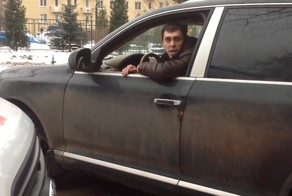 Водитель Porsche перекрыл дорогу скорой помощи