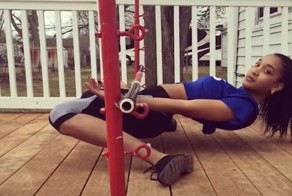 Мировая рекордсменка по лимбо смогла проползти под креслами в аэропорту