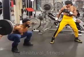 Суровая тренировка темнокожего бодибилдера