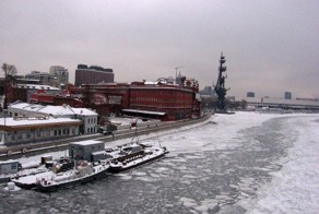 Инспектор ДПС успел спасти девушку из затонувшего в Москве-реке автомобиля