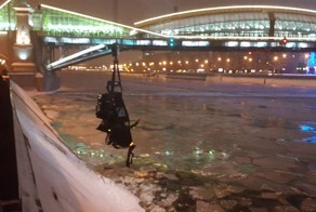 Полицейский спас девушку из тонущей машины в Москве-реке