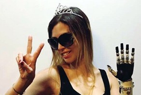 Учительница с протезом с удовольствием выступает в роли супергероинь!
