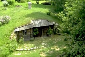 Этот холм в Словении скрывает в себе волшебный домик хоббита