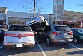 Пожилой водитель припарковался на крыше двух автомобилей