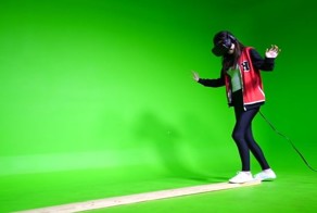 Парень до жути испугал свою подругу в очках виртуальной реальности