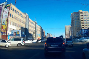 Авария дня. В Омске женщина протаранила Land Cruiser