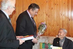 Власти подарили ветерану на 101-летие тысячу рублей и сертификат на 500 рублей