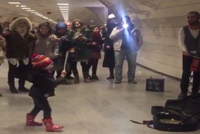 Маленькая девочка представила, что она дирижер и уличные музыканты подыграли ей!