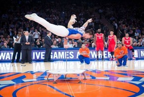 Зрители баскетбольного матча думали, что это будет обычное выступление циркача. Но неожиданно появился его необычный напарник