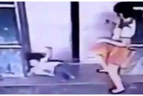 Мама пнула ногой 3-летнюю дочь, чтобы спасти её от закрывающихся дверей лифта 