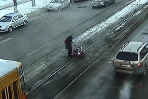 Водитель помог многодетной маме перейти дорогу