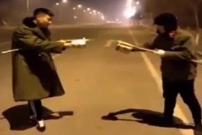 Двое вооруженных фейерверками китайцев, устроили перестрелку на тихой улице ночного города 