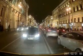 Таксист на Невском не пропустил скорую