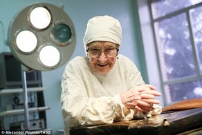 Ей вот-вот стукнет 90, но она по-прежнему оперирует четырех пациентов в день