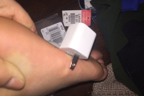  Очень неряшливая школьница проткнула себе ногу зарядкой, но никто ей не сочувствует