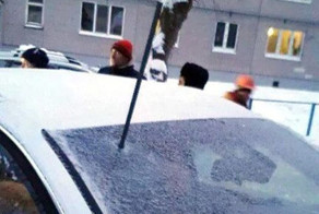Кусок арматуры пробил лобовое стекло иномарки