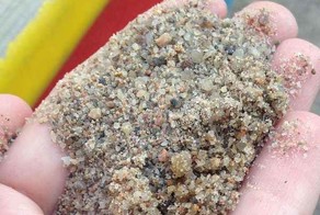  Мамаша пожаловалась на песок, из которого дети не могут лепить куличики