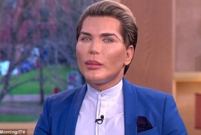  Шок: с помощью 50 пластических операций бразилец превратил себя в ожившую куклу!