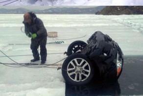 Во Владивостоке под лед провалился Lexus