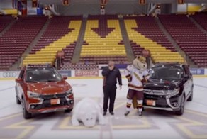 Талисман Mitsubishi делает все возможное, чтобы оставаться на ногах на льду