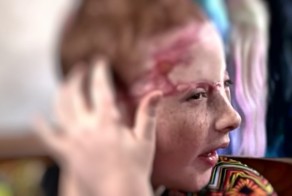 Сначала она весело смеялась, но через секунду все услышали страшный крик…