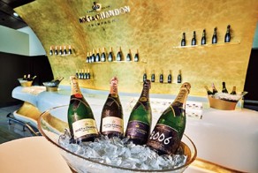 Авиакомпания Emirates предлагает пассажирам эконом-класса почувствовать себя шейхами