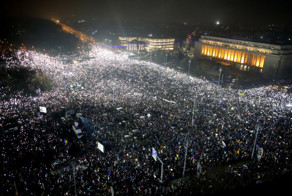 Полмиллиона человек вышли на улицы Румынии в знак протеста: впечатляющие фото с места событий