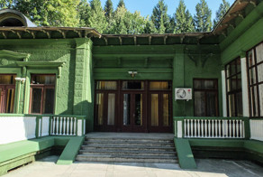 Как выглядит дача Сталина на озере Рица в Абхазии