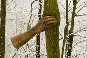 Бронзовая рука, сжимающая дерево почти 50 лет