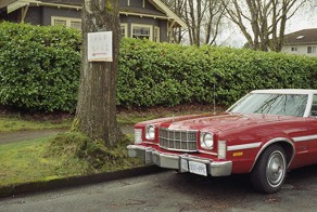 Фотограф снимает старые автомобили на улицах Ванкувера на плёночную Leica
