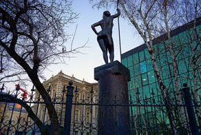 Зачем голой девушке весло?