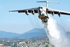 Ил-76 МЧС России сбрасывает воду во время тушения лесного пожара в Чили