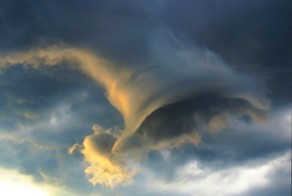 Фотограф сделал кадр необычного облака-воронки в Рио-де-Жанейро
