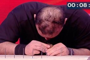 Что в лоб, что по лбу: рестлер забил головой почти 40 гвоздей за 2 минуты и установил новый мировой рекорд