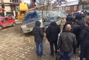 В Ставрополе эвакуатор уронил Toyota Land Cruiser