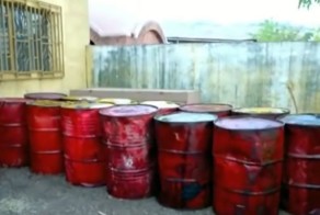 Как африканские рабочие делают печи из старых бочек