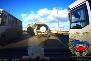 Авария дня. Водитель маршрутки устроил серьезную аварию в Твери на мосту