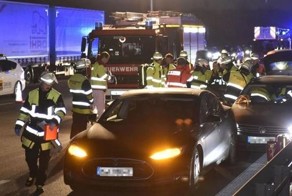 Немец подставил под удар свою «Теслу», чтобы спасти другого водителя